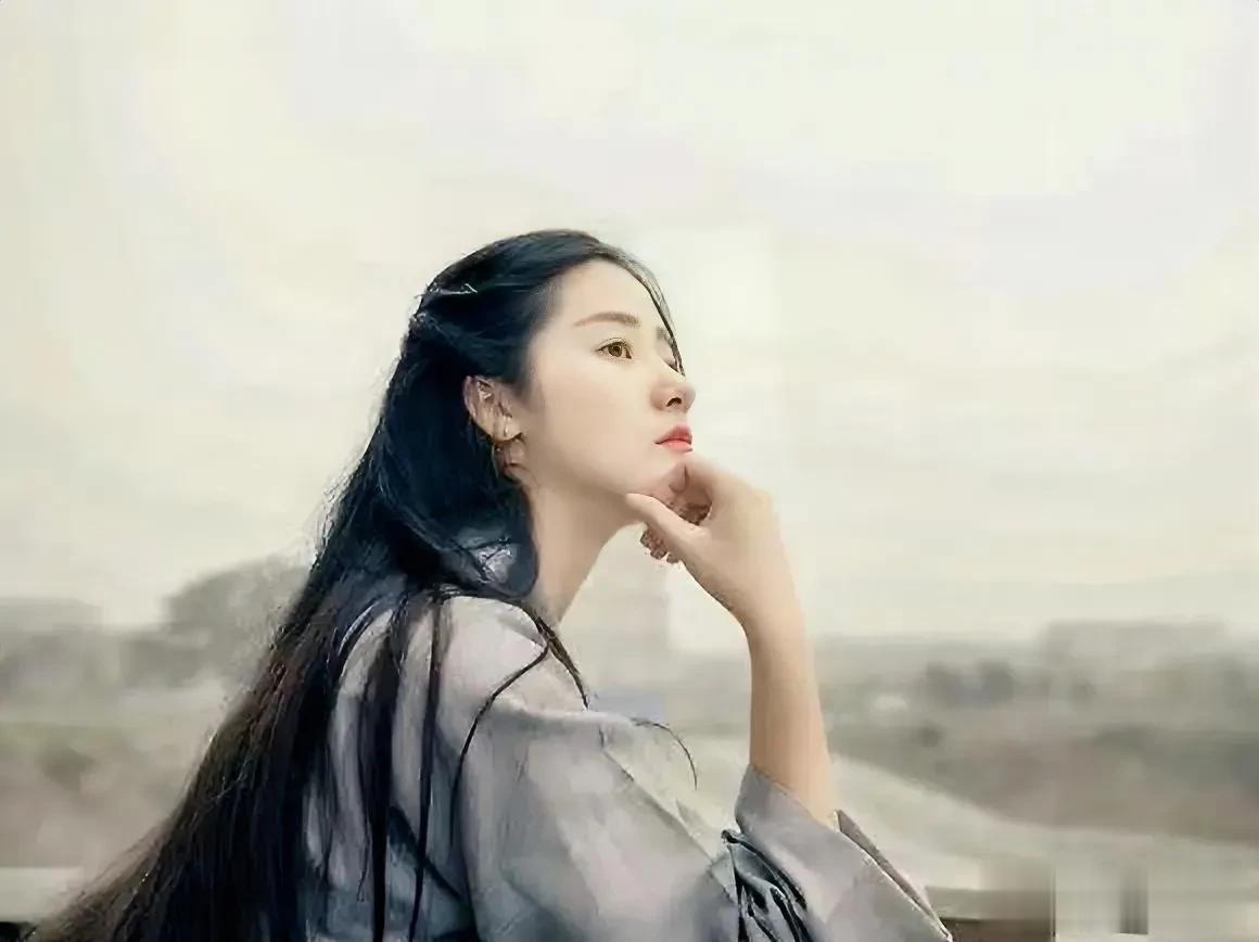 她要不要继续和他在一起？
她叫茉莉，他叫凯南，他们相遇在一家咖啡店，当时凯南坐在