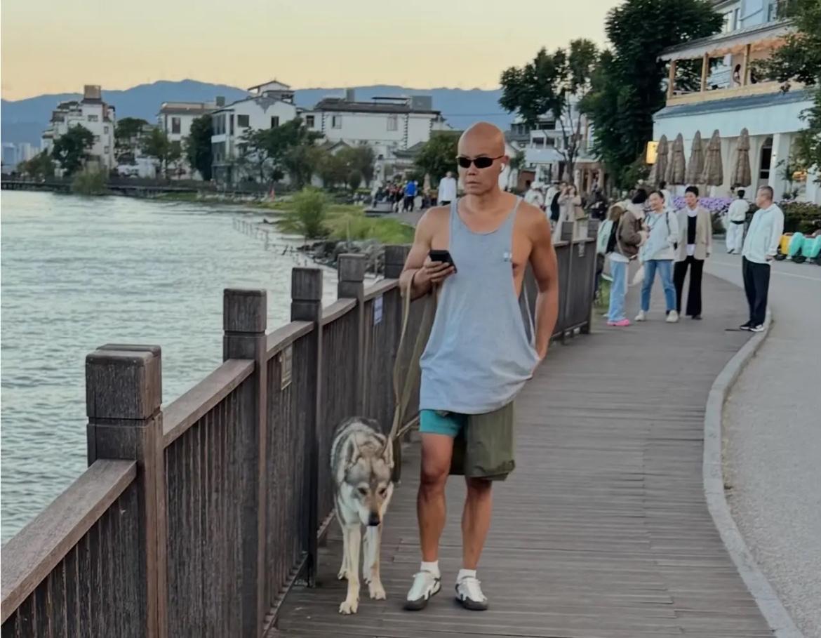 很久没有露面的性格色彩人乐嘉老师，

最近在云南大理遛狗，被路人偶遇抓拍到，一副