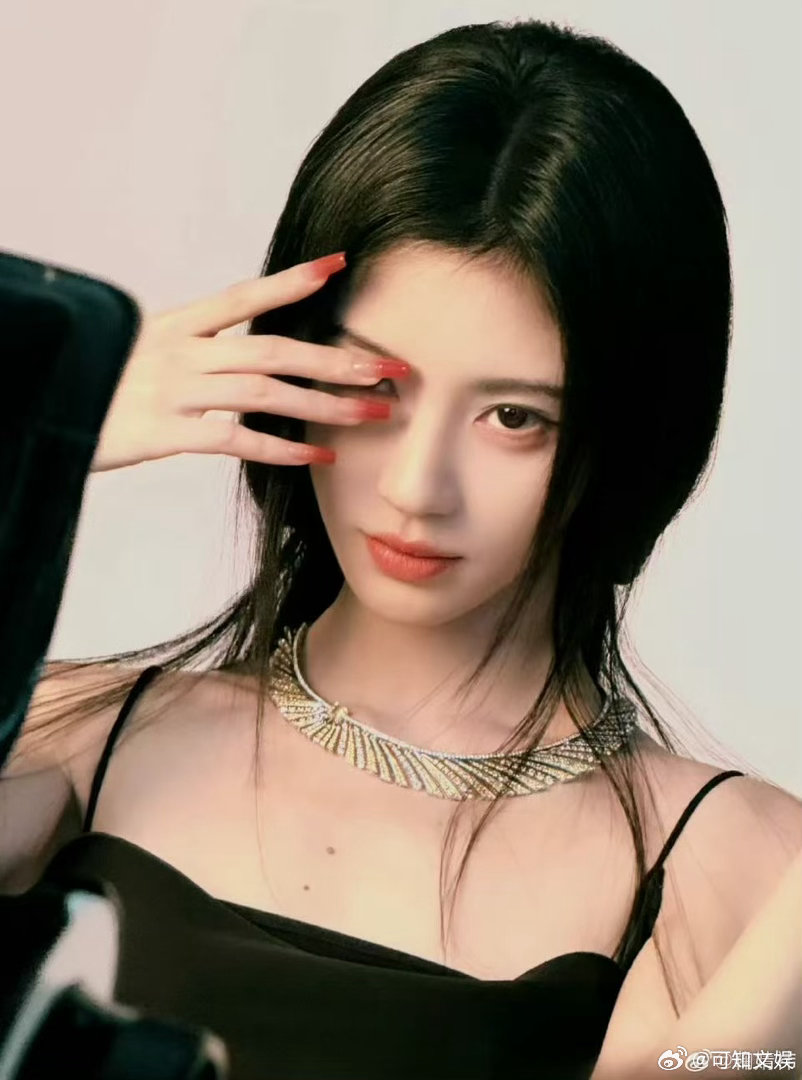 鞠婧祎红美甲大片鞠婧祎elle九宫格鞠婧祎红美甲大片，太美了，