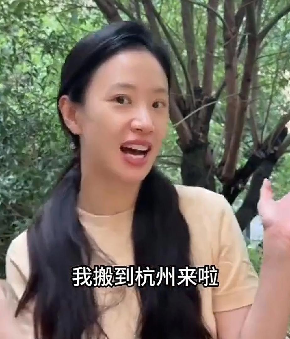 演员李梦在杭州良渚租了一间带院子的老房子，院子很大，而且还可以种菜，她在院子里种