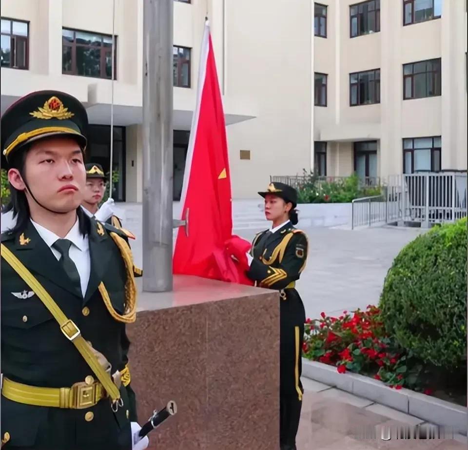 北京大学近期的一则举措，引发了社会广泛热议。校方悄然撤下了国庆升旗仪式上，一位长