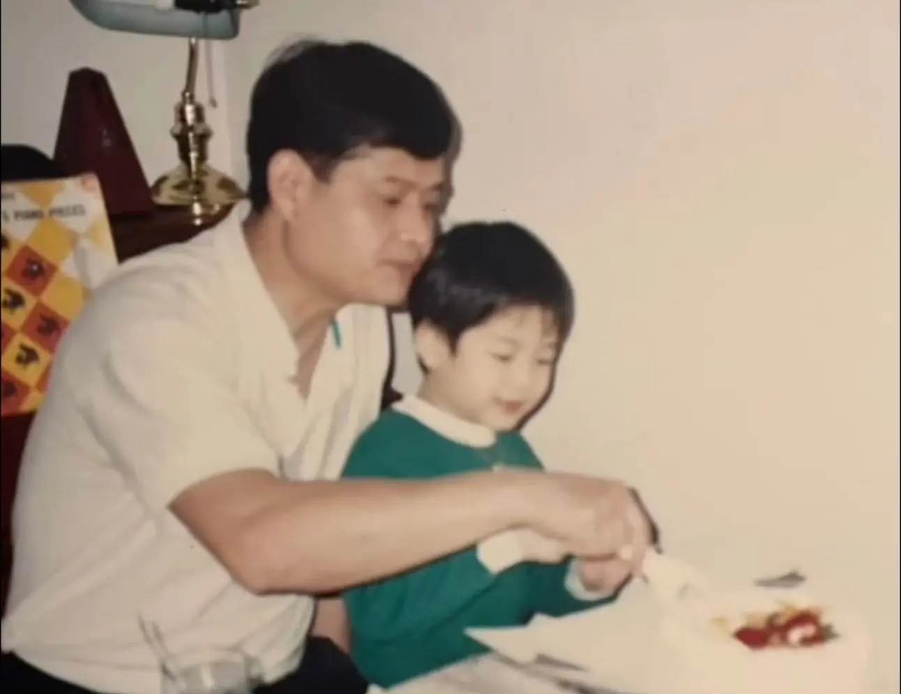 王妈咪发了小小嘉和王爸爸一起吃🍰。awww太可爱了🥹祝王爸爸生日快乐🎂