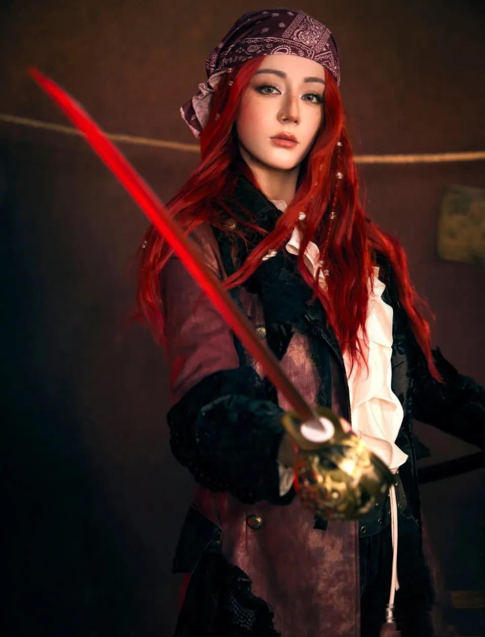 金靖P图未带迪丽热巴引热议，“超绝海盗热巴”星光闪耀太帅了！

近日，金靖在社交