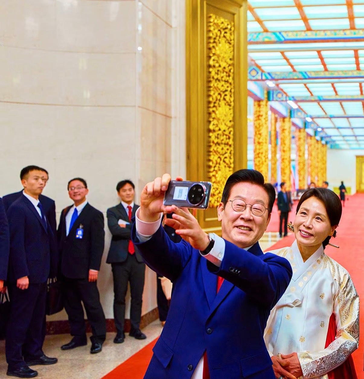 韩国总统李在明在人民大会堂用小米15Ultra拍了一张自拍照： 