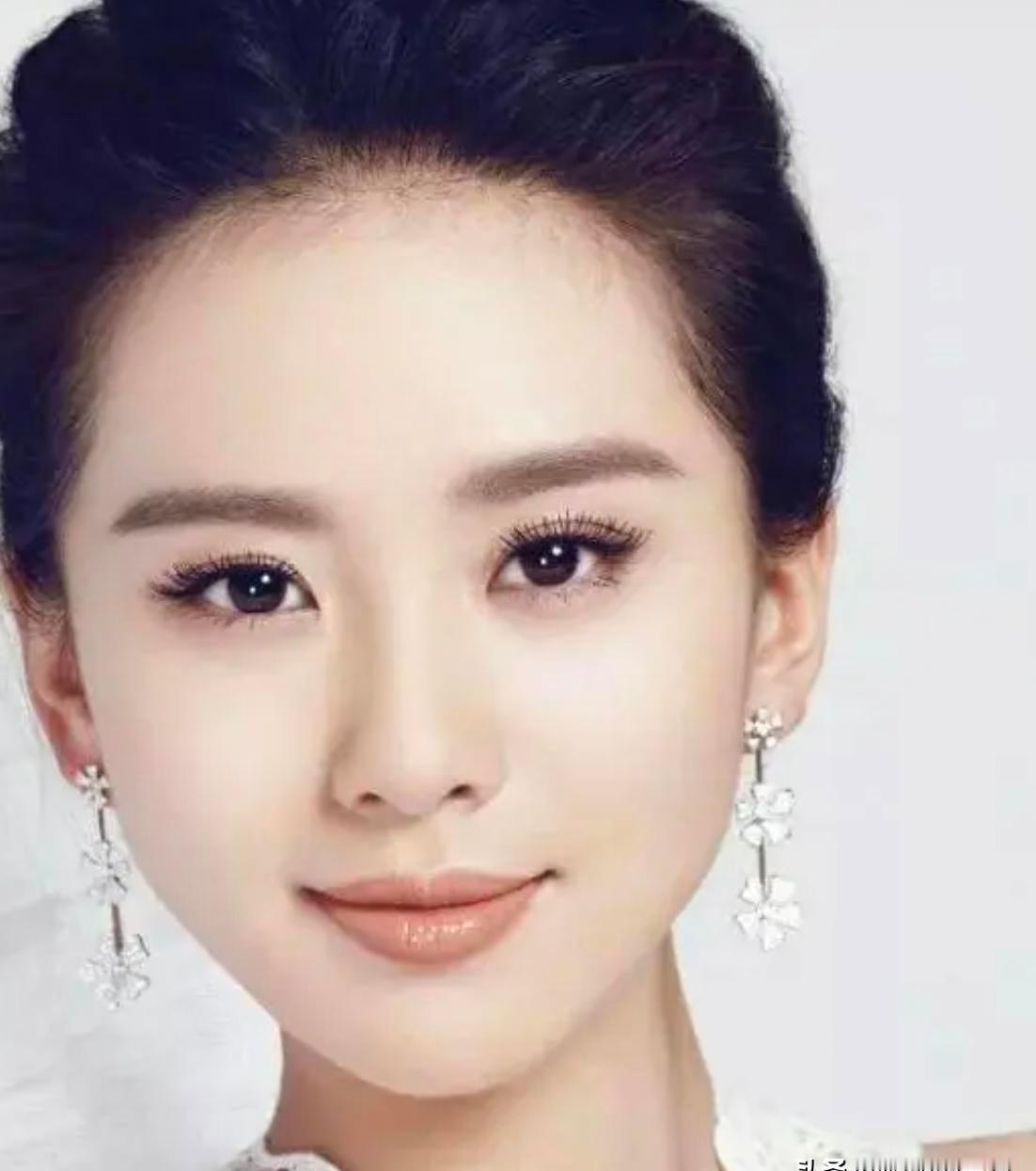 录音没火，火的是倪妮。
有人编她陪睡，说她插足，断她前缘。
一句“听说”，传成铁