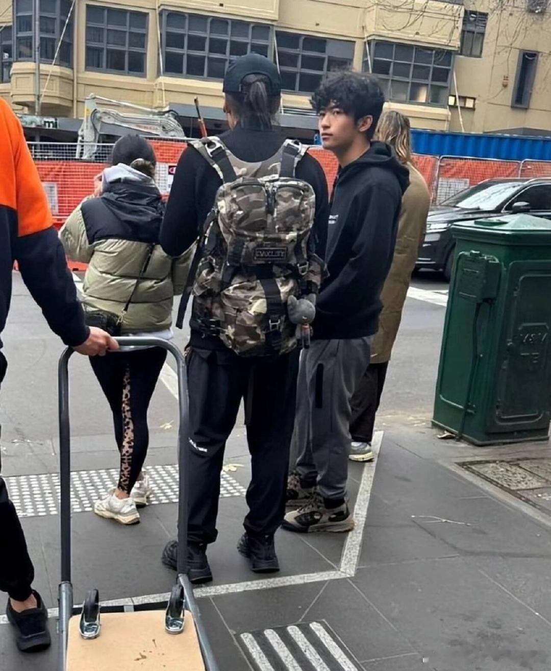 谢霆锋带Lucas去澳洲度假 谢霆锋和他 16 岁的大儿子谢振轩在澳洲被人偶遇，