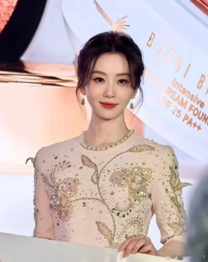 刘诗诗白瓷妆 哇哦！刘诗诗的白瓷妆也太惊艳了吧！皮肤白得透亮还超级细腻，眼妆也是