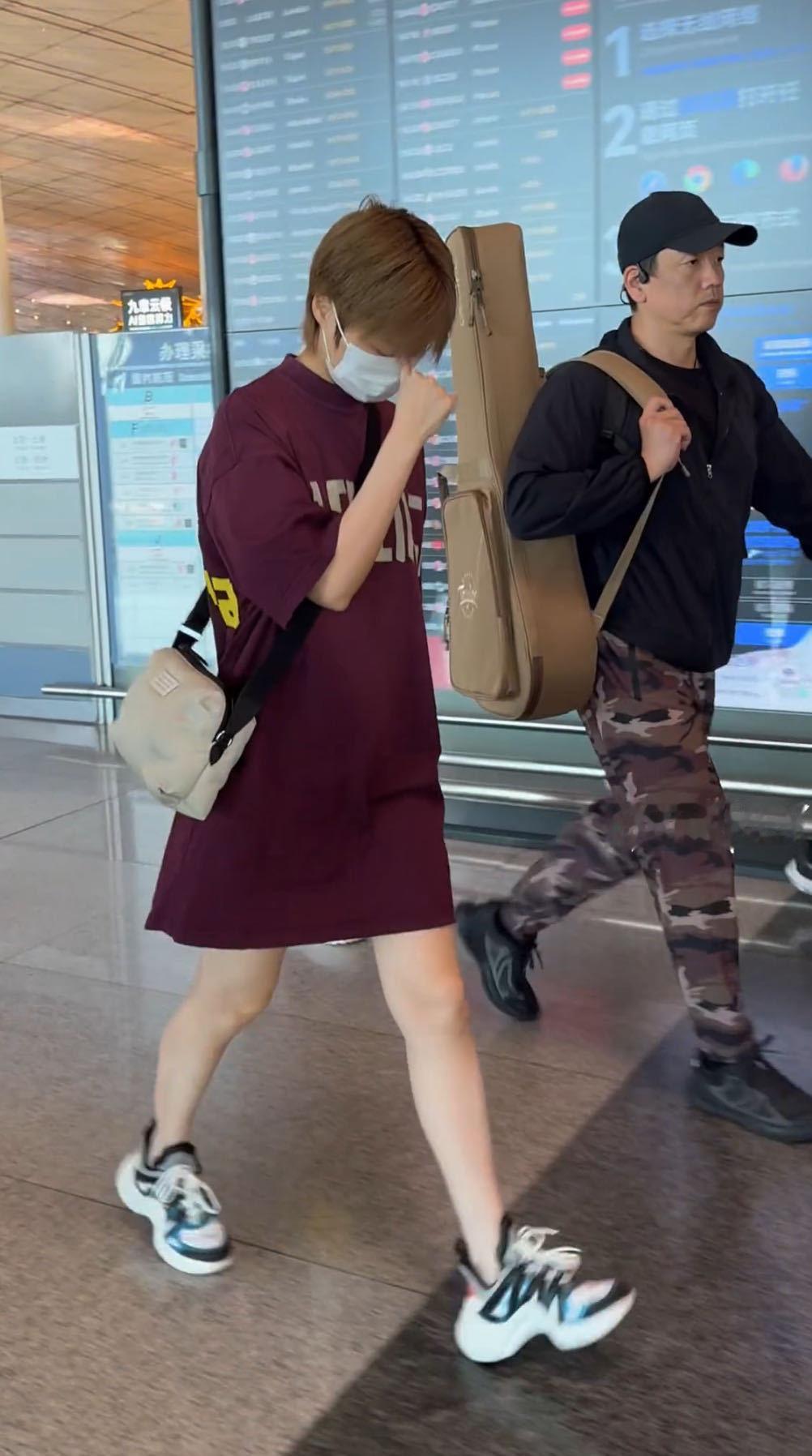 李宇春北京出发武汉 一身紫色清爽穿搭现身机场，即将启程飞往武汉。武汉的玉米们你们