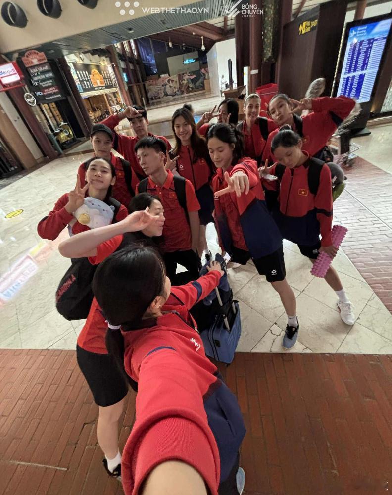 国际排坛动态越南女排越南U21女排启程前往印尼泗水，球员们在机场合影留念 ​​​