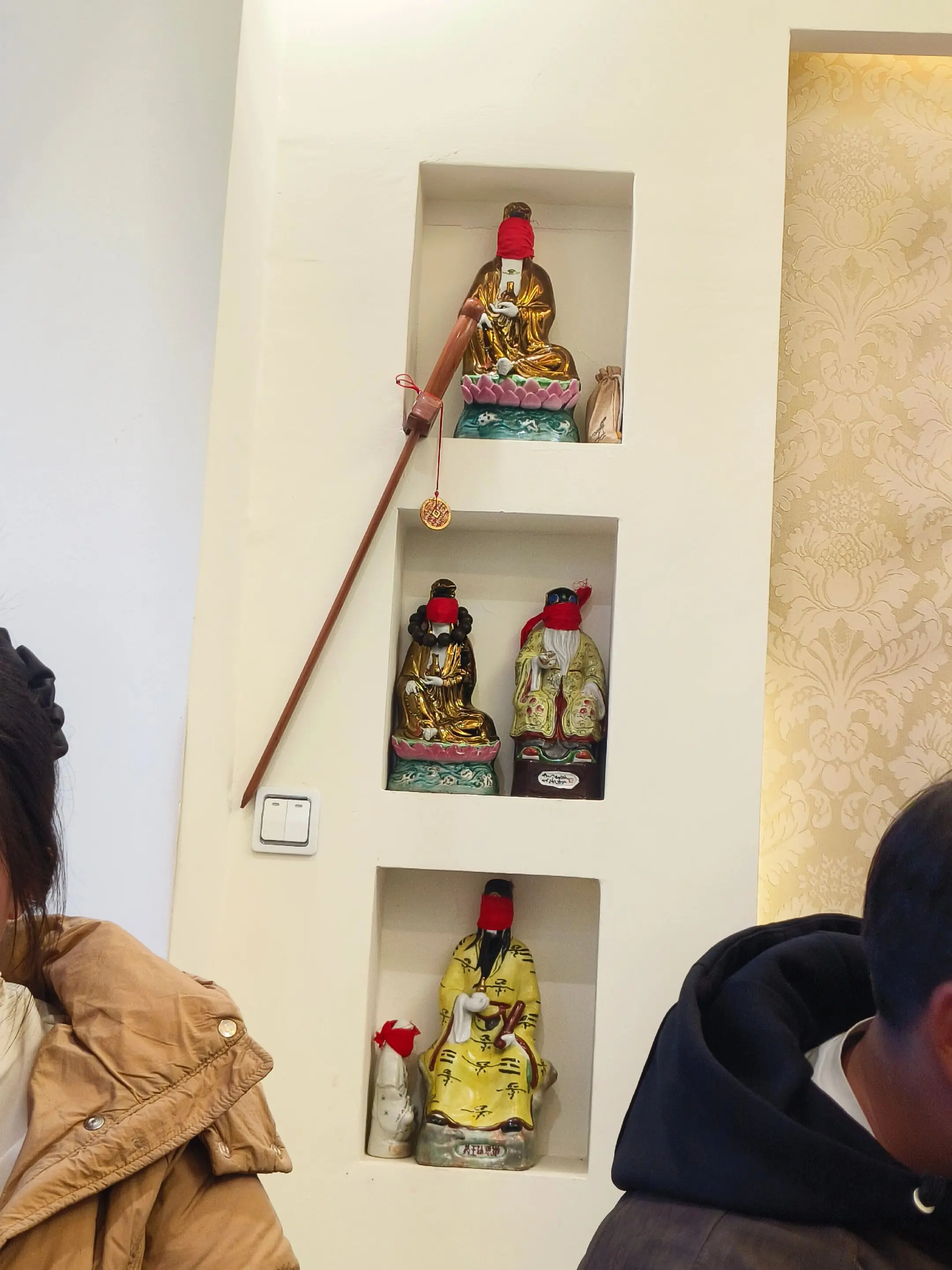 壁龛藏圣像， 红布护真容。 杖引千祥至， 心诚福自隆。