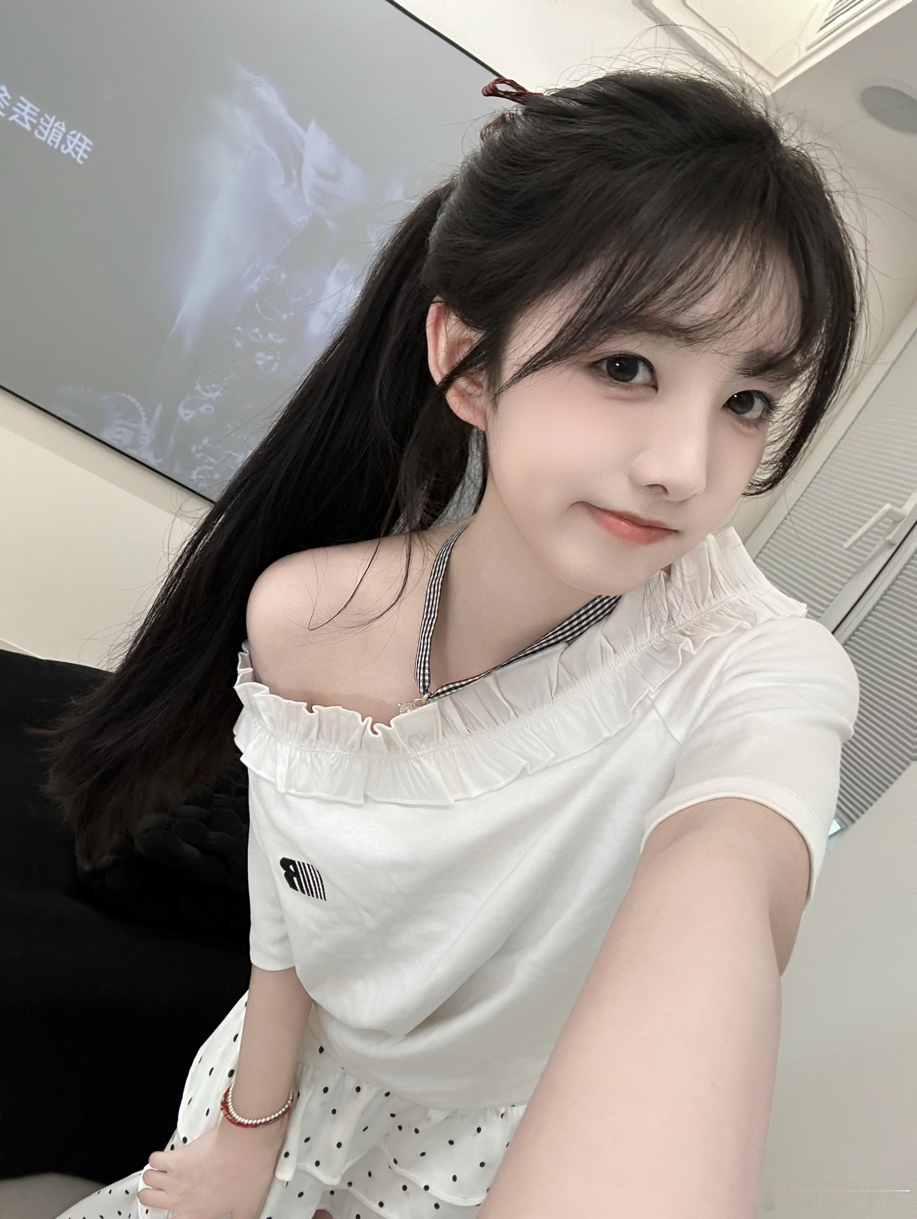 ^      ʚɞ^ミ⁰̷̴͈  。⁰̷̴͈ ミ ​​​