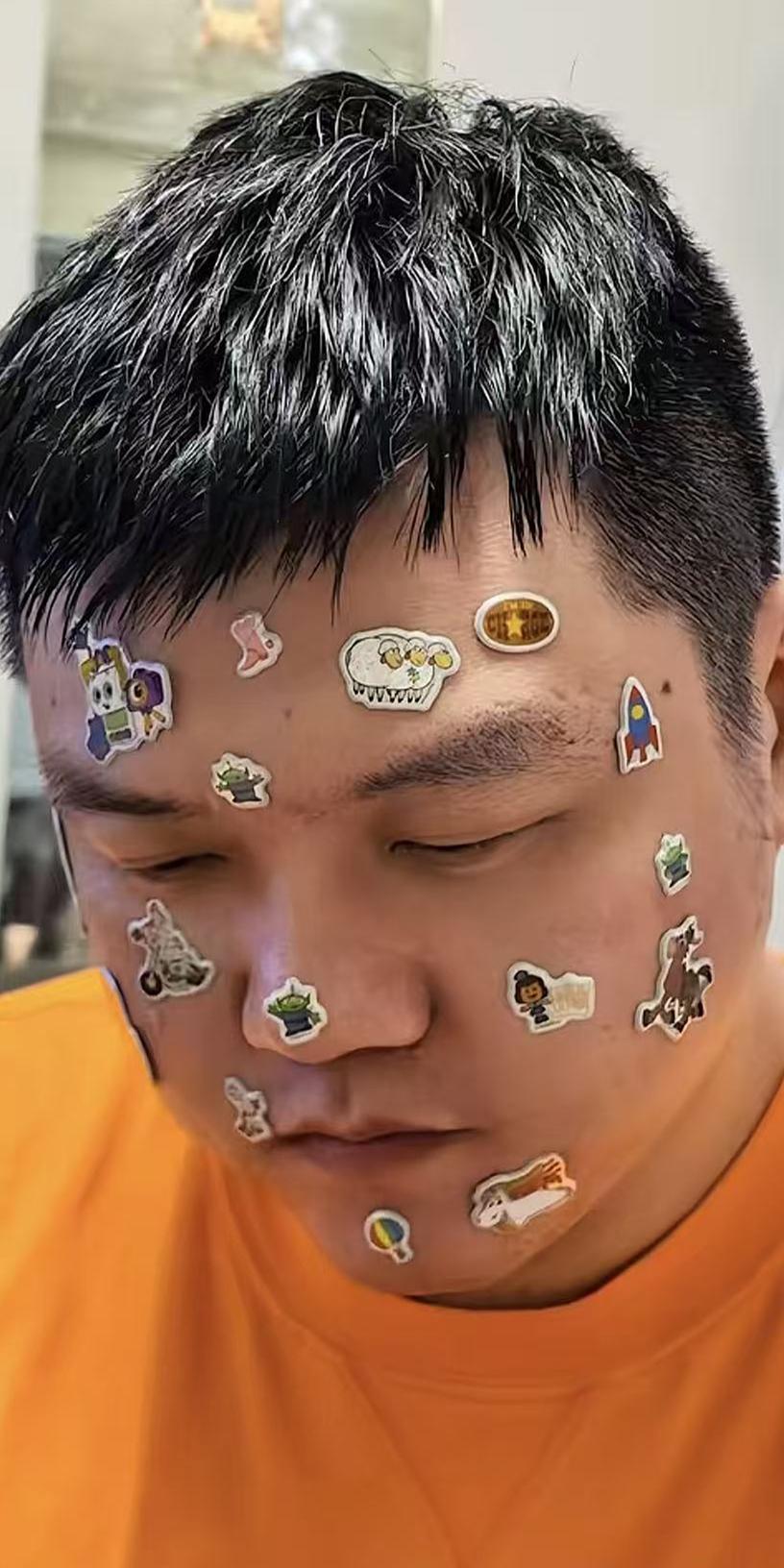 张霄白晒与女友杨艺日常，脸上被贴满贴纸，被网友称幻视成杜海涛得到杨艺回应！德云社