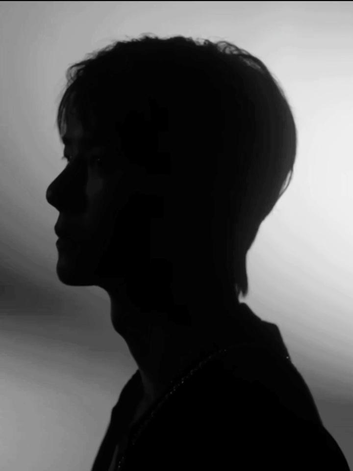 王一博我在喉结山峰海报 王一博的喉结鲨疯了！膜拜喉结帝王[awsl][awsl]