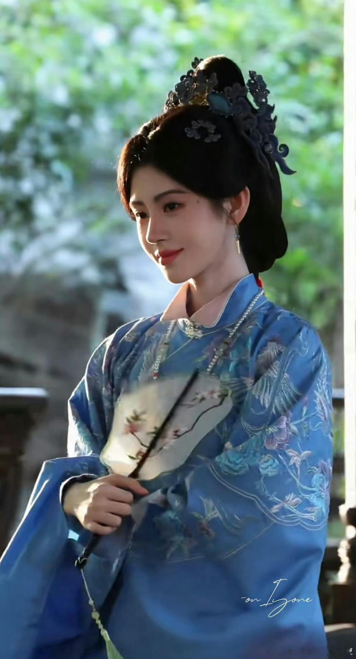 易小雅给鞠婧祎做的造型吼吼看 