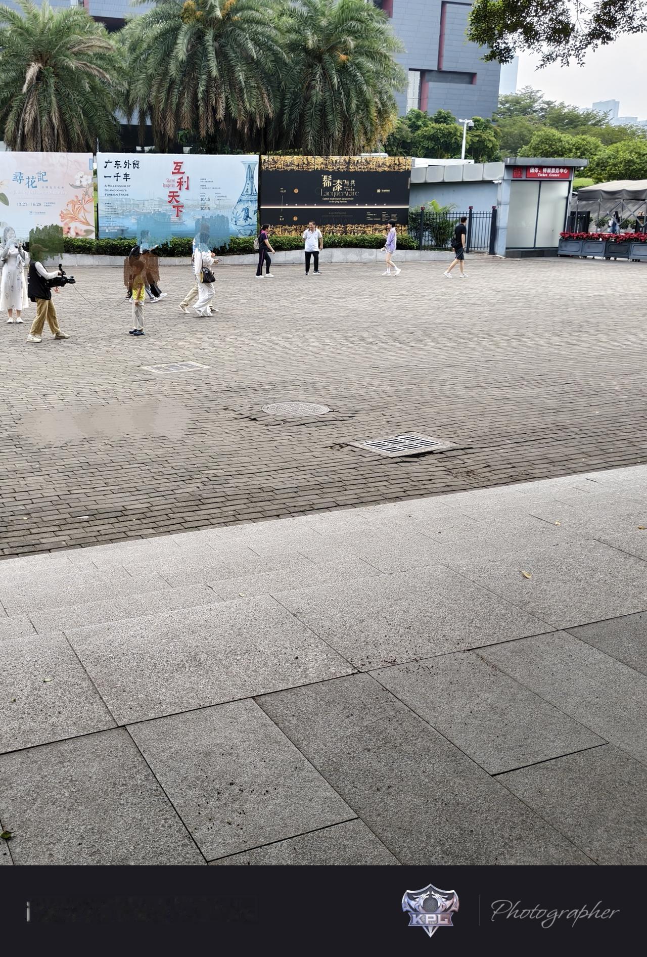 在广东省博物馆外面，经常会看到有人拿着摄影机说是电视台的，给孩子采访一下，孩子就