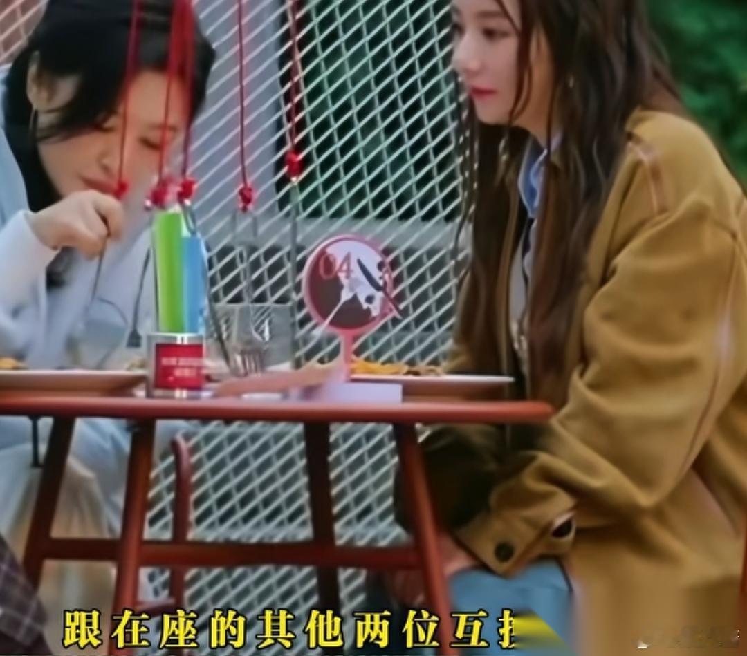 李雪琴问方媛：“跟在座的其他两位互换人生，你会选择谁？”方媛：“不互换。”李雪琴