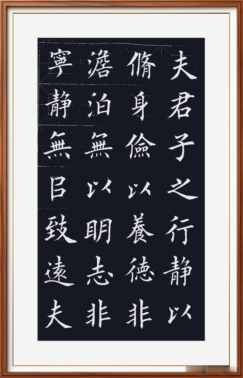 每天简单感觉丰，
过往云烟已成空。
书画陪伴诗常在，
夕阳西下天长虹。