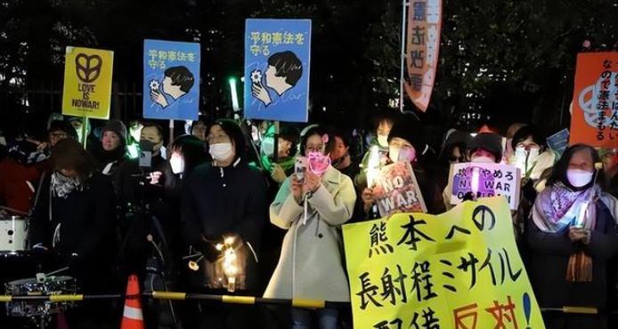 [下雨]一万日本人上街抗议，高市早苗的“政治真人秀”正在遭遇退票潮。

3月9日