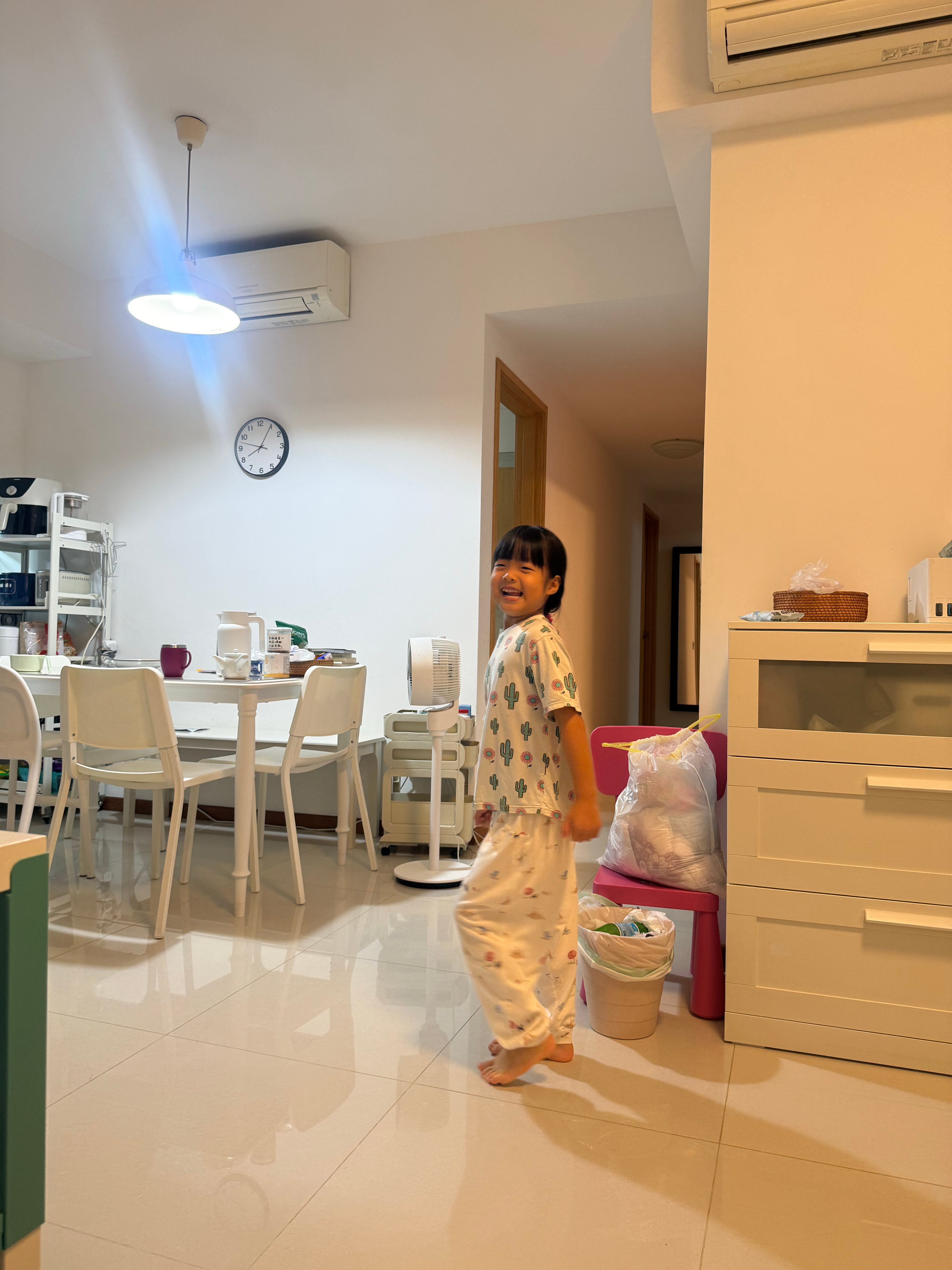 昨天跟艾文说，你爸明天回国噢艾文当场笑出声告诉了妹后妹也难掩激动孩子们都有一种放
