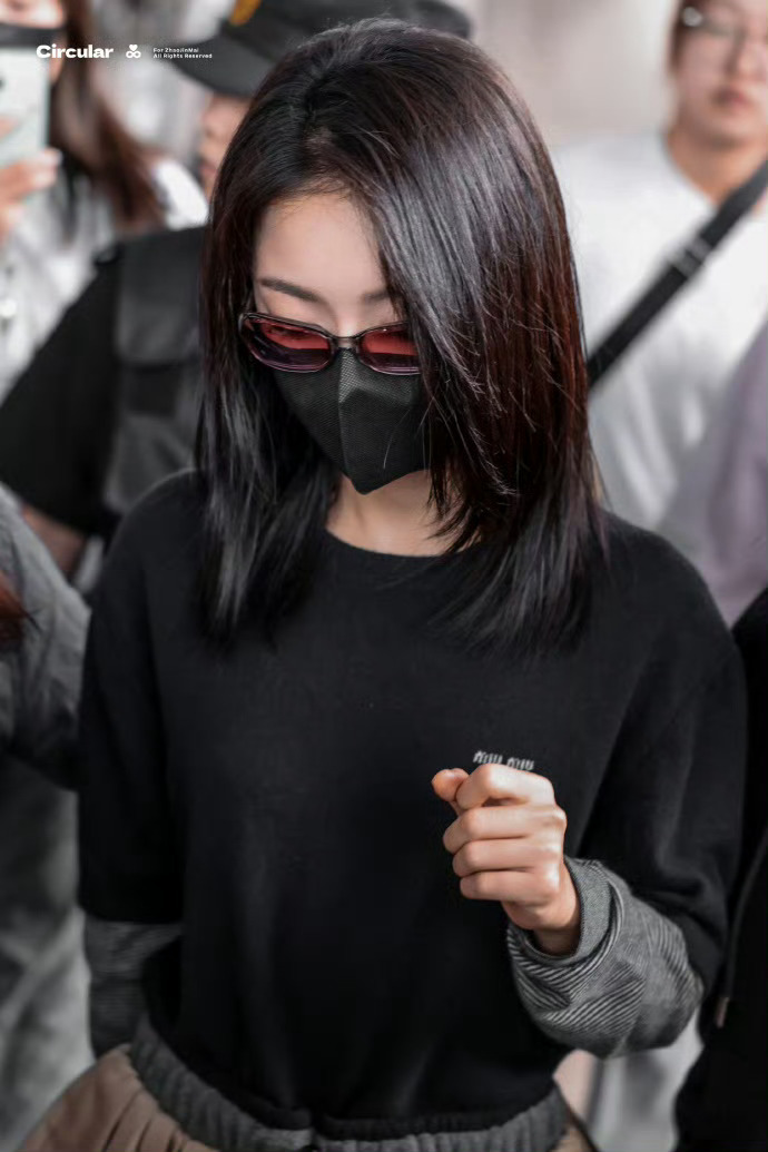 赵今麦巴黎出发图赵今麦就这样把出发图走成了秀场[羞嗒嗒]黑卫衣搭浅色蓬松短裙少女