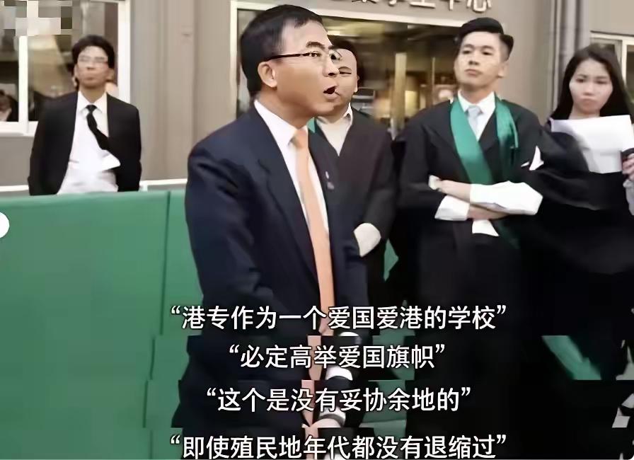 香港一学校毕业典礼上奏国歌，两名毕业生不仅不唱国歌，还一直坐着拒绝肃立，这时，作