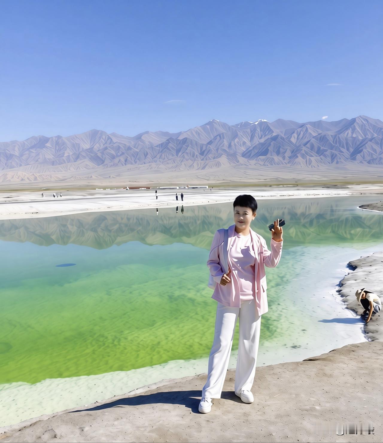 站在这片像镜子一样的湖水前，感觉平时的疲惫都被治愈了。翡翠湖的美真的无法用语言形