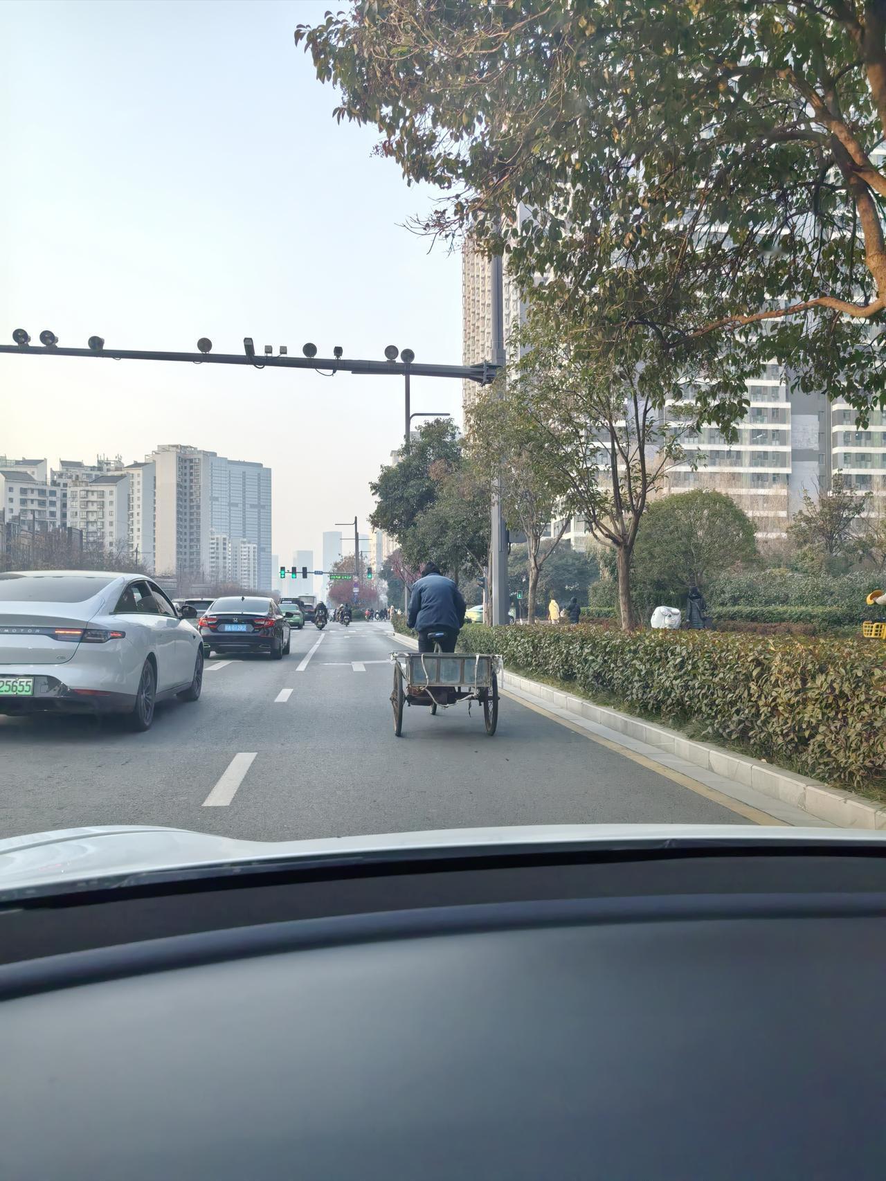 不同学历工资收入 
第一名：博士学历（工资50000）
第二名：硕士学历（工资4