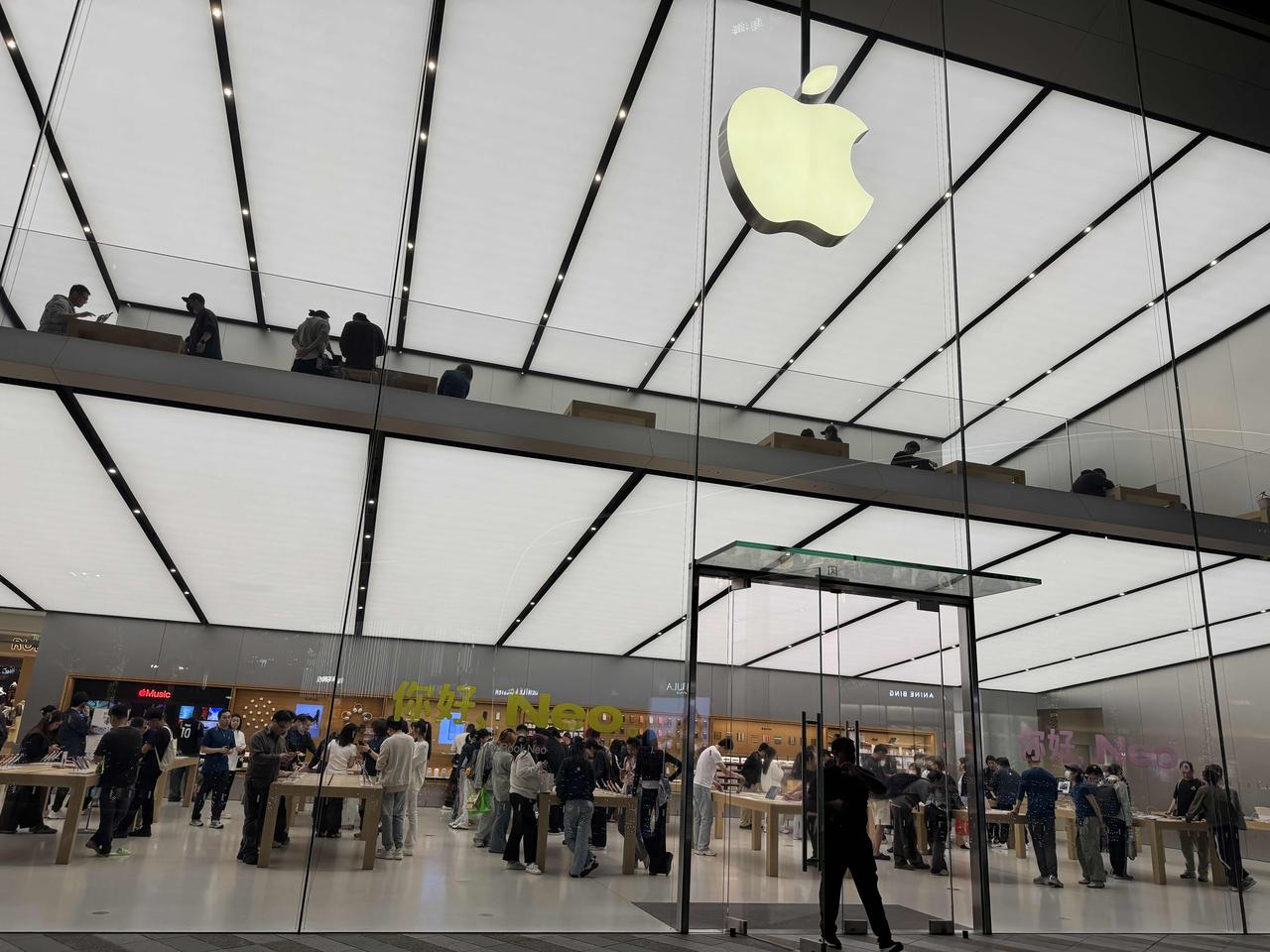 苹果MacBook Neo的人气，远超很多人的想象，苹果店里很多人都来看真机，销