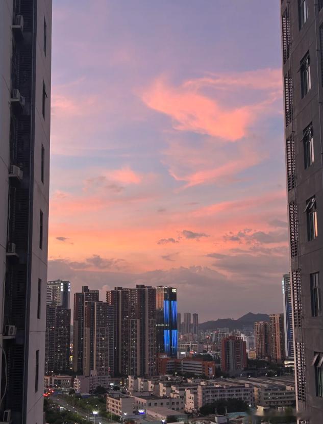 7月的风懒懒的，连云都变热热的