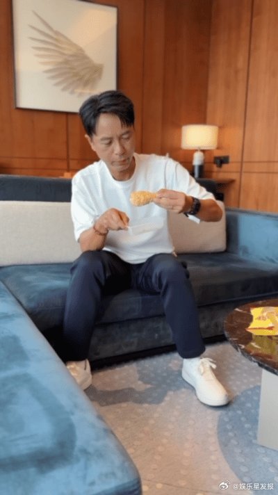 李克勤爆改美食测评博主 微博最新发布的厦门美食测评vlog也太丰富了吧！有海鲜、