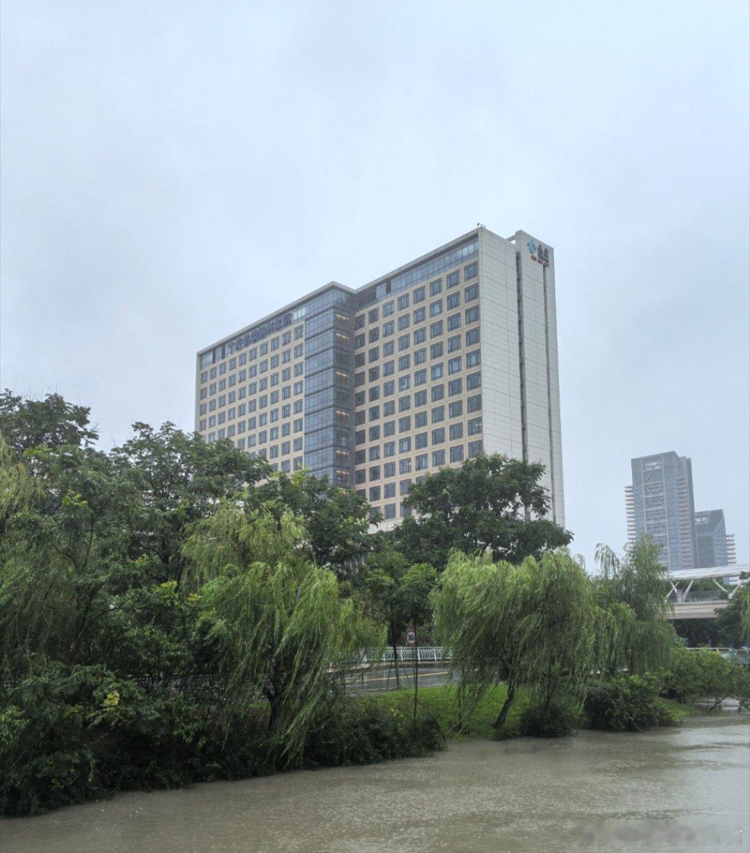 从家出来一路还好，出地铁口的时候风很大，几乎撑不住伞☂，一身都湿透了[二哈]会诊
