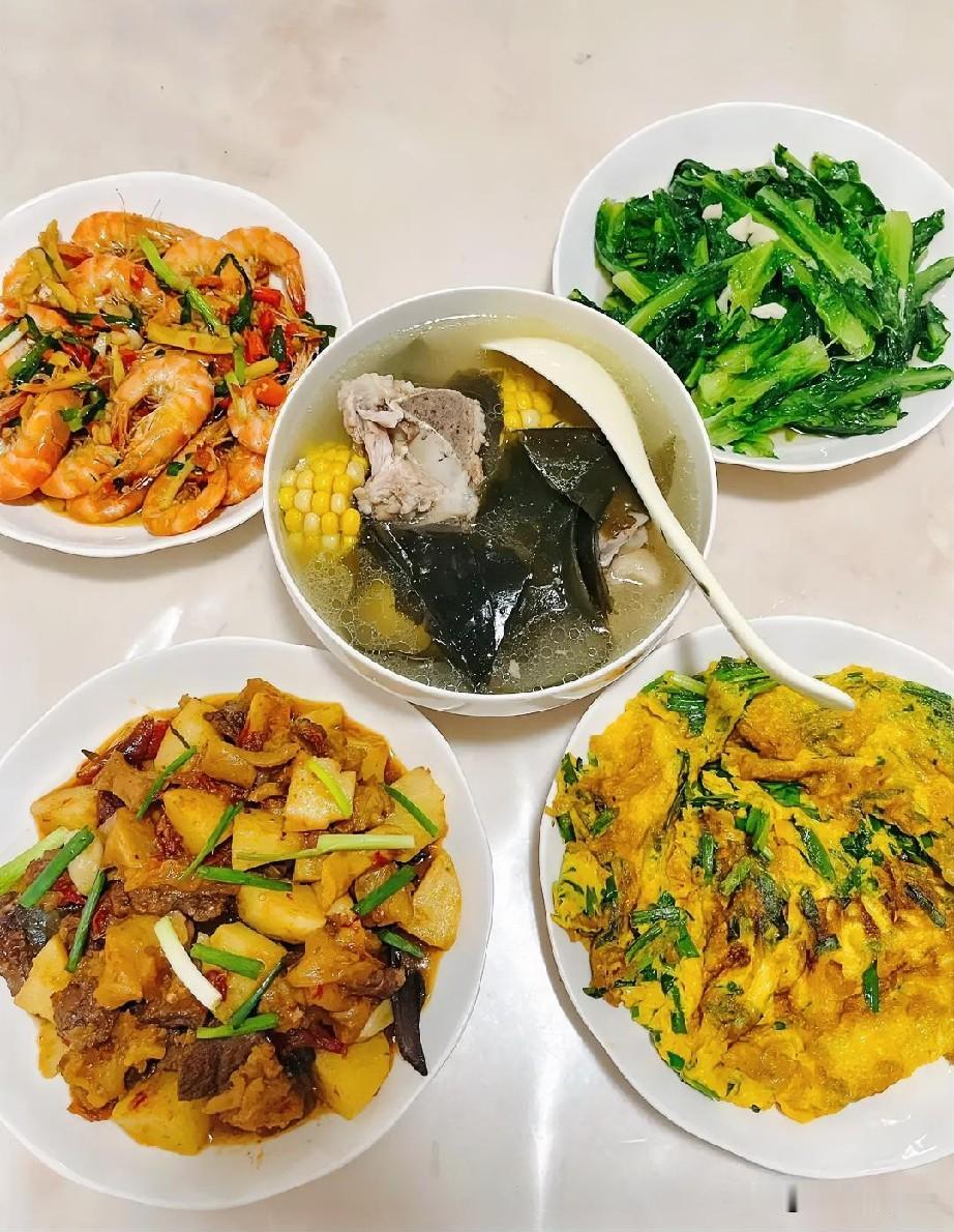 粗茶淡饭藏暖意，家人安康即圆满。一粥一饭，裹着人间温情；一朝一夕，守着朝夕相伴。
