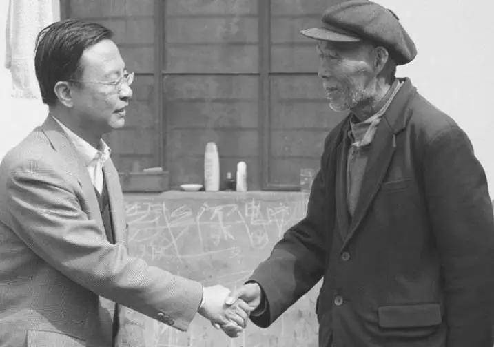 1949年，杨钦典参与暗杀爱国将领杨虎城及其家人，并用双手卡住年仅8岁的“小萝卜