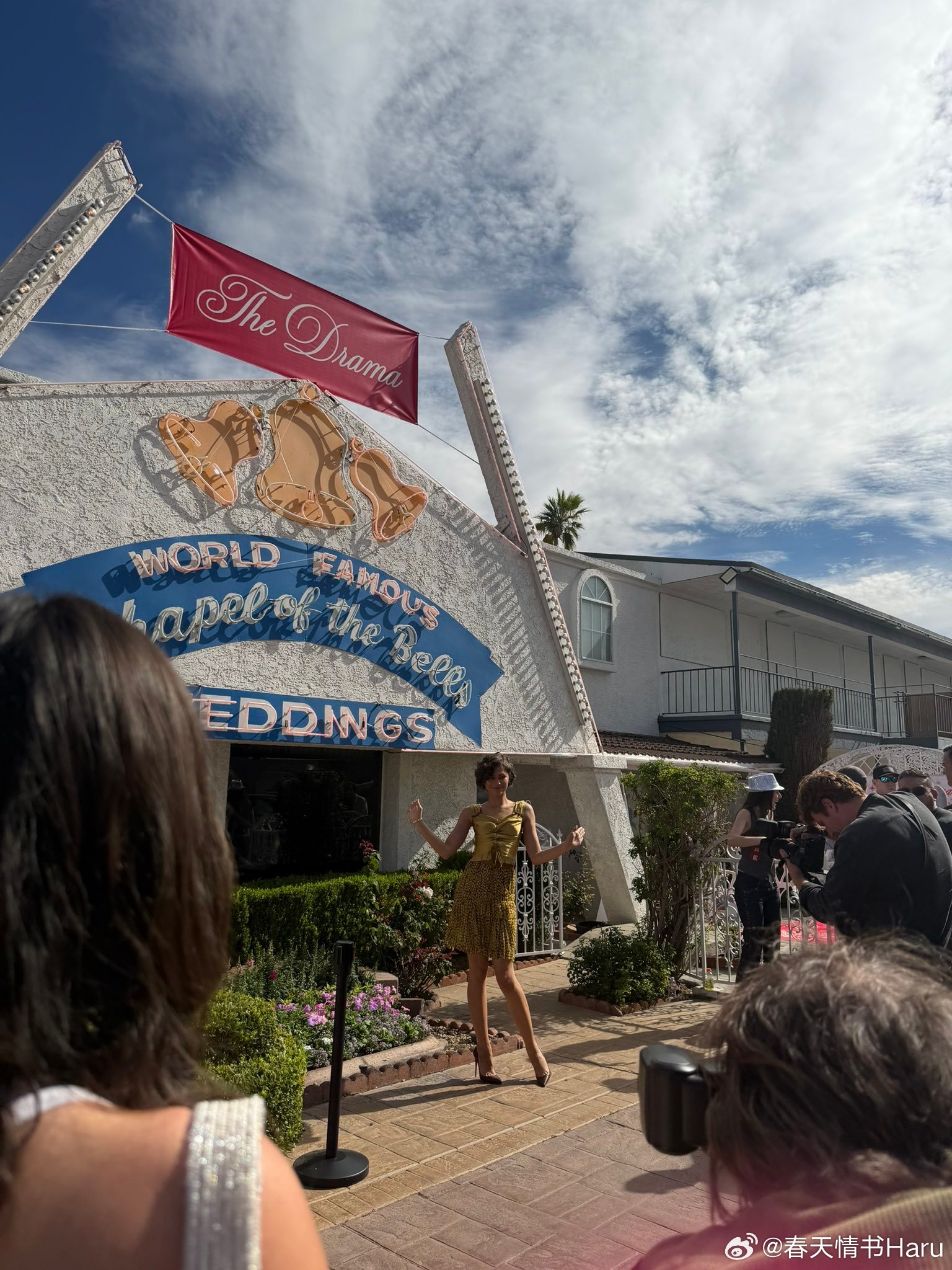 《爱情抓马》在拉斯维加斯的婚礼殿堂昨天开业，并举办了14场真实的婚礼仪式，赞达亚