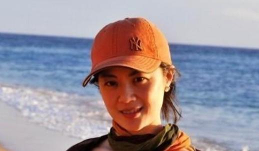 我愿意放弃中国国籍，自愿加入英国！2004年，34岁的姜丰在入籍申请书上签下名字