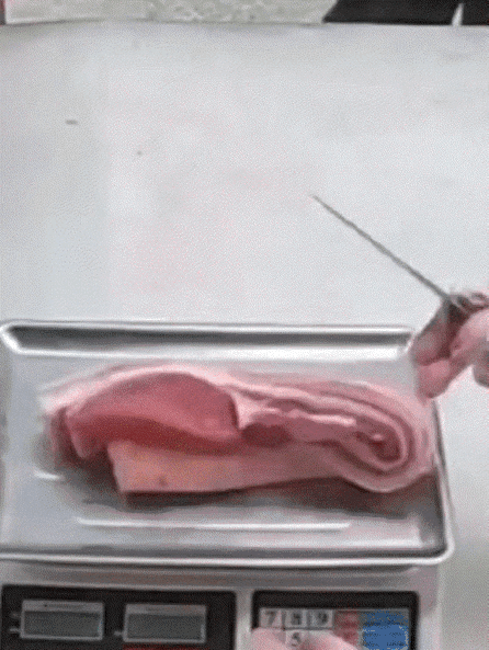 惊呆了！天津，一大妈去到一家猪肉摊买肉，可选好肉付钱时，大妈误将猪肉钱输成了79