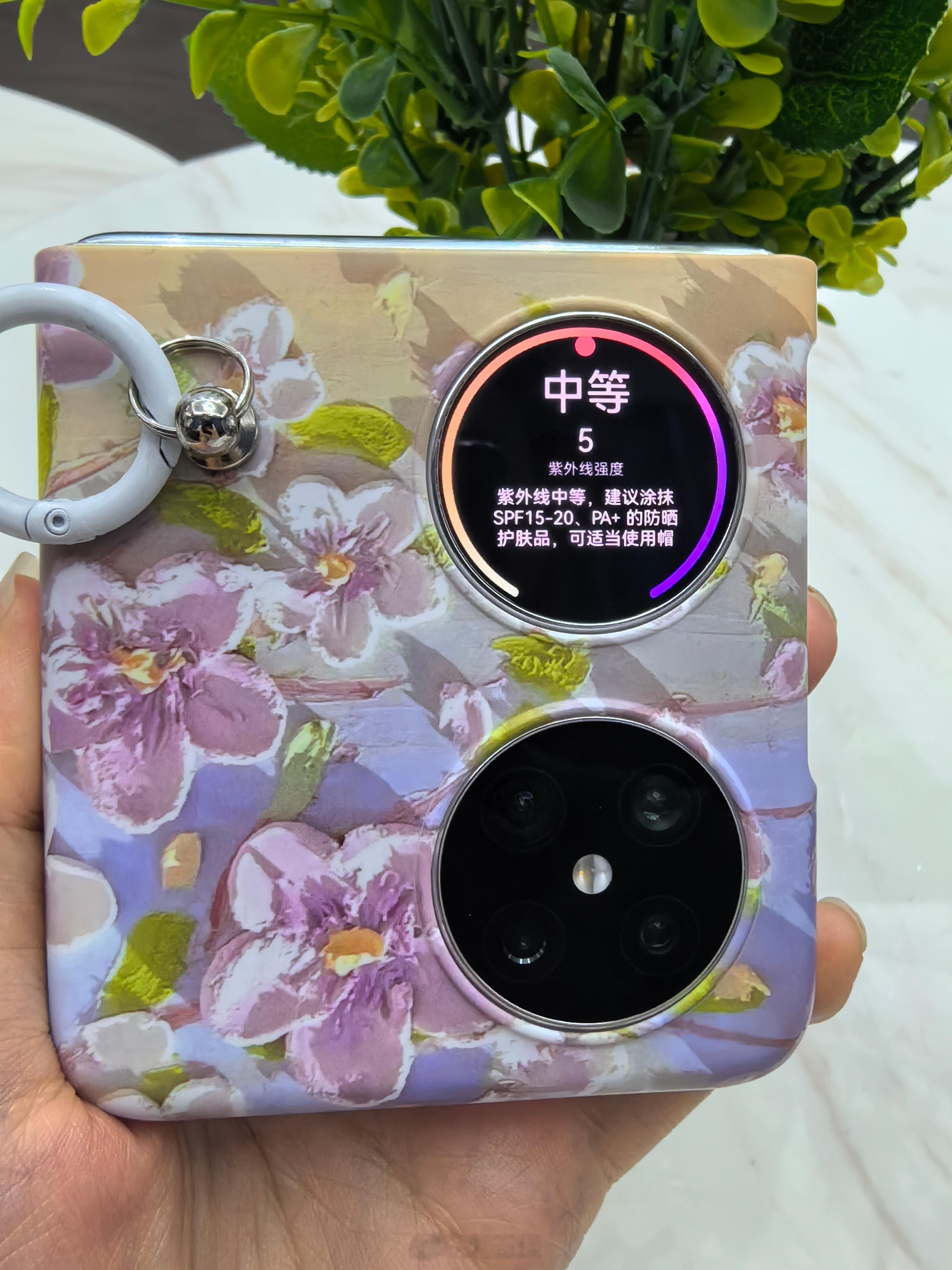 不得不说，华为Pocket 2的颜值真很出圈，能靠实力偏偏颜值也很出彩。这款机子
