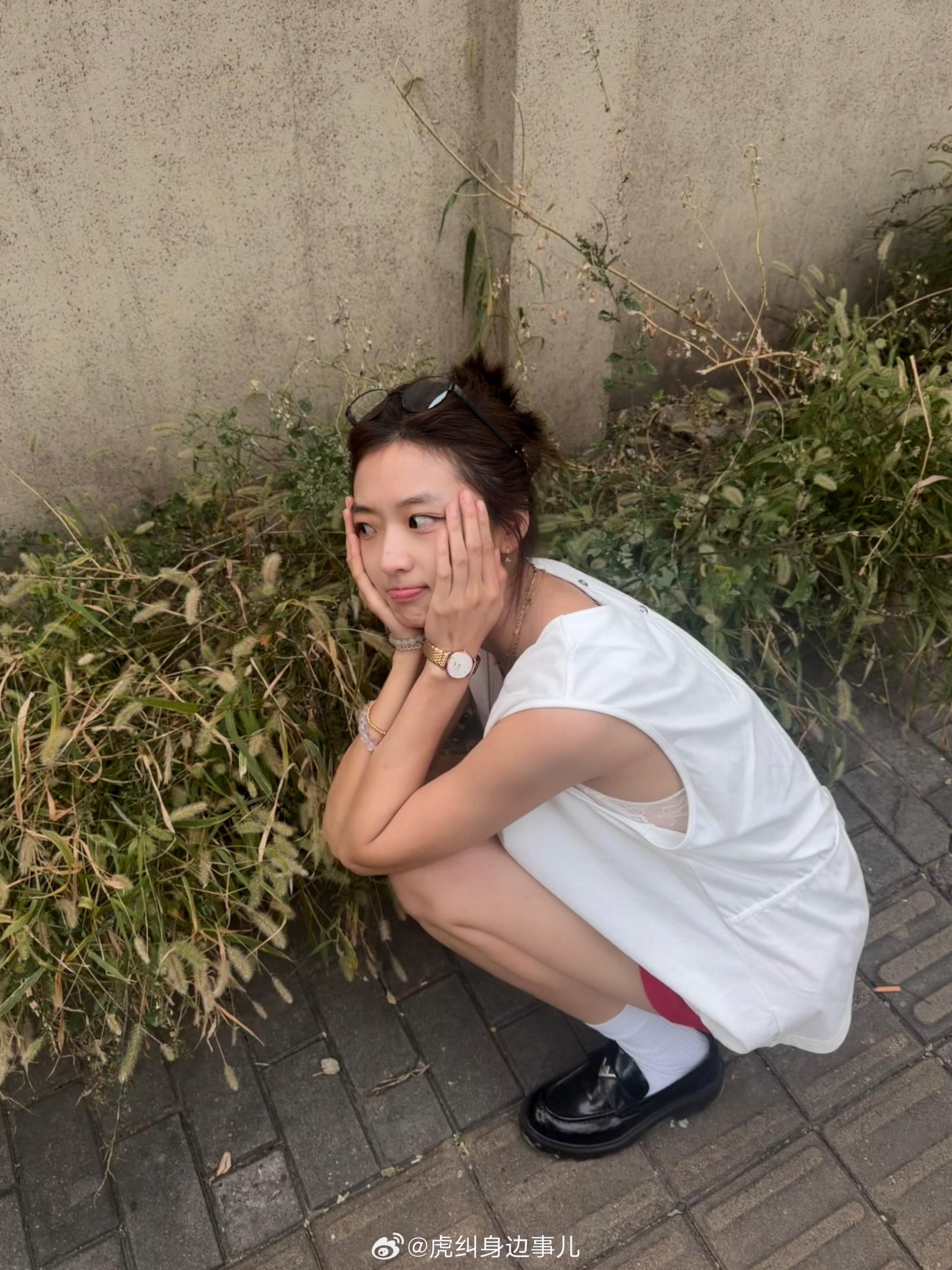 孙千真狗尾巴草戏是戏人是人，但画面实在太有联动感，孙千蹲在狗尾巴草丛旁记录日常，