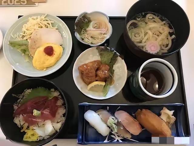 图一，日本议员的餐食，有鱼有肉种类丰富不需要搭配大米饭。

图二，日本自卫队的餐