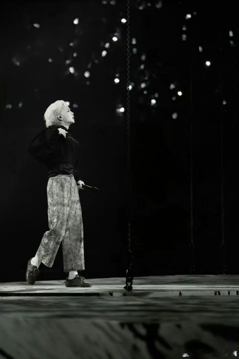 周震南边开演唱会边体测 周震南演唱会体测名场面！骑马、跑步、骑自行车一条龙，精力