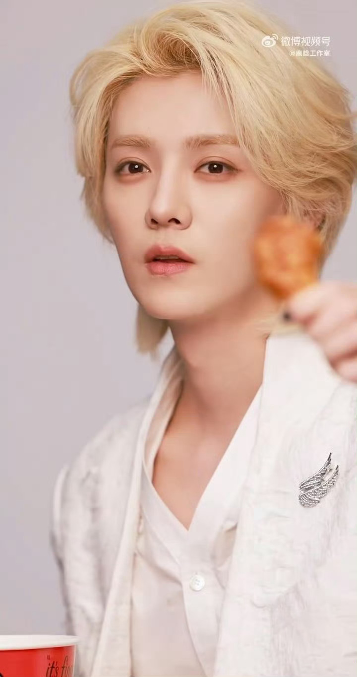 鹿晗 月色和雪色之间，你是第三种绝色。喜欢你呀，就像sin²a+cos²a，始终