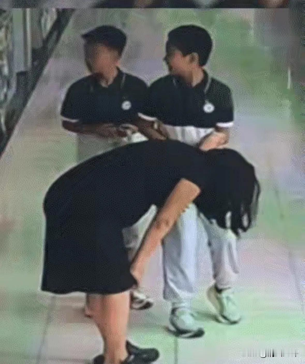 万万没想到！山东，两个学生因为贪玩没有做作业，被门口罚站。怀孕35周的老师去打水