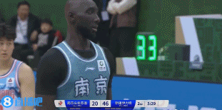 法尔打得无处不在，半场9分6板3盖帽，不仅好过阿日，新疆放弃他应该后悔吧？

新