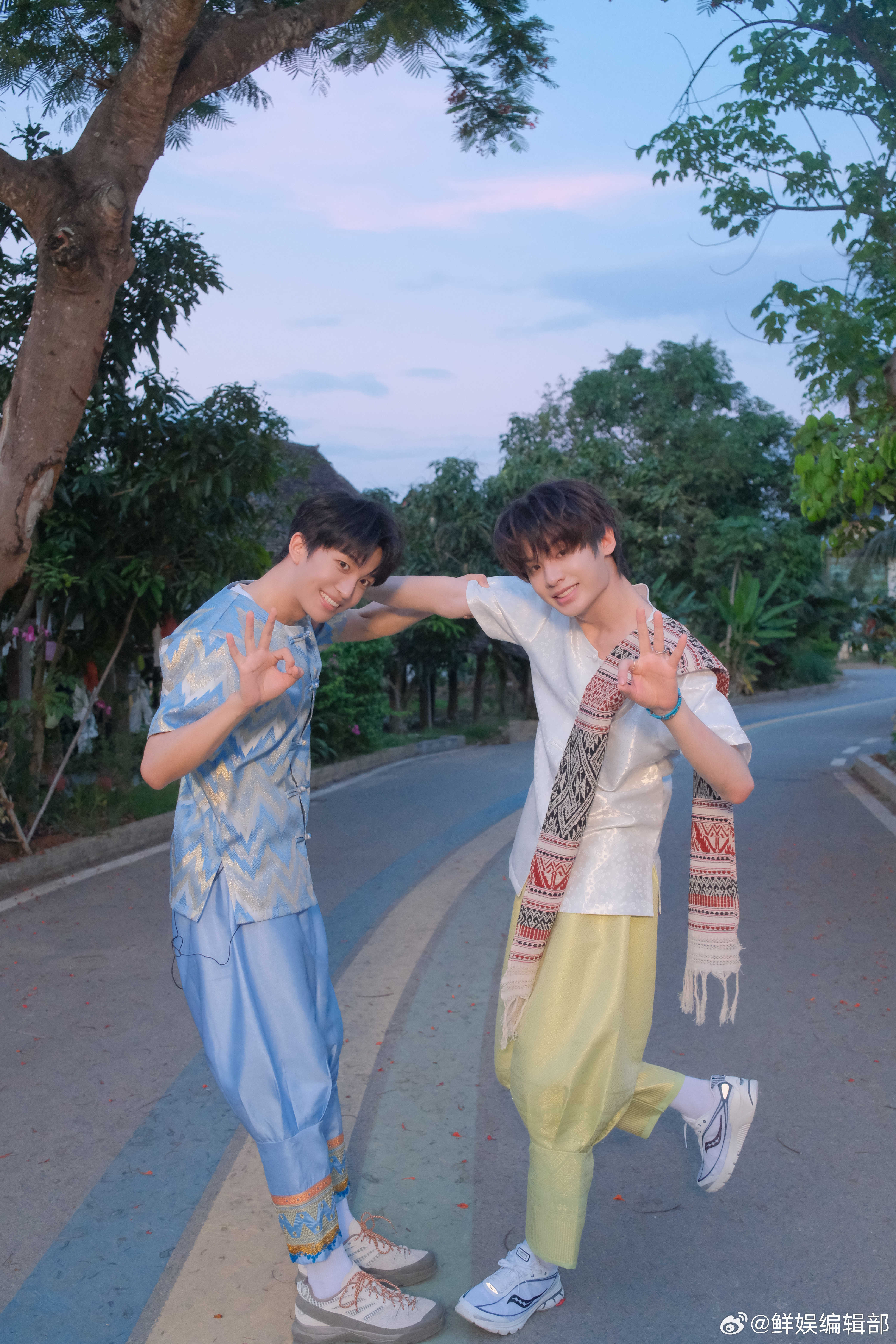 黄子弘凡黄明昊合照姿势大全超珍贵寻宝空档双人合照出炉👬与黄明昊再累也坚持全天寻