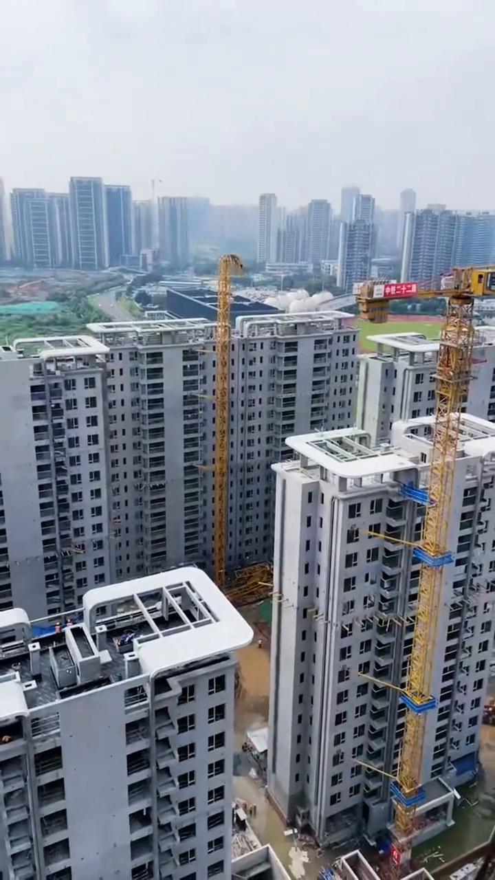 塔吊倒下去了，好吓人。塔吊高头，塔吊弯弯那里还有个人在那里吊起的，好吓人。