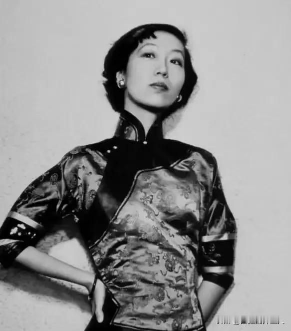 1995年，74岁张爱玲在美国出租屋内去世，尸体一周后才被发现。她一丝不挂地躺在