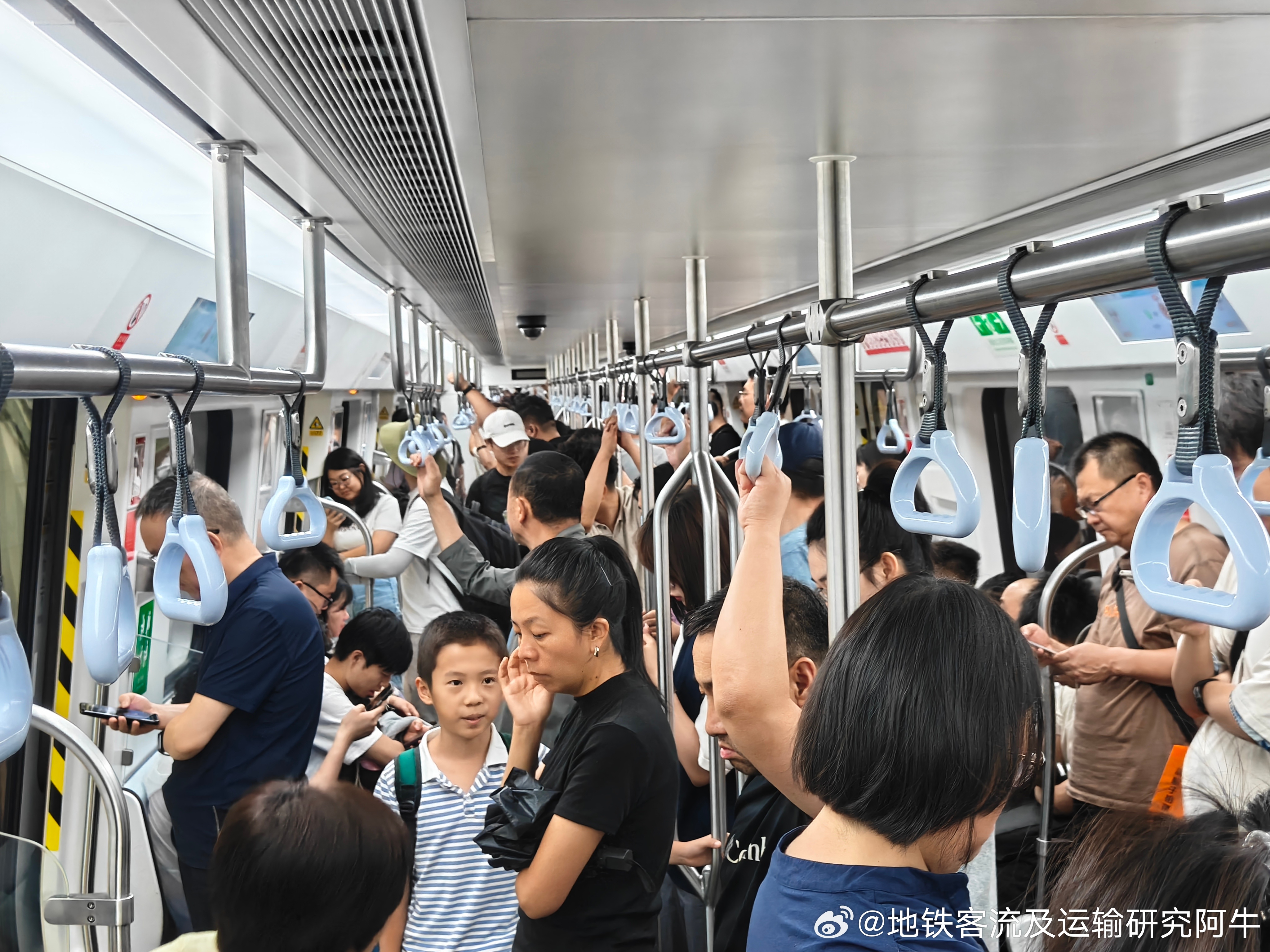 兰州地铁  网友：2026年8月19日周三(七夕 七夕)，兰州地铁早高峰客流画面