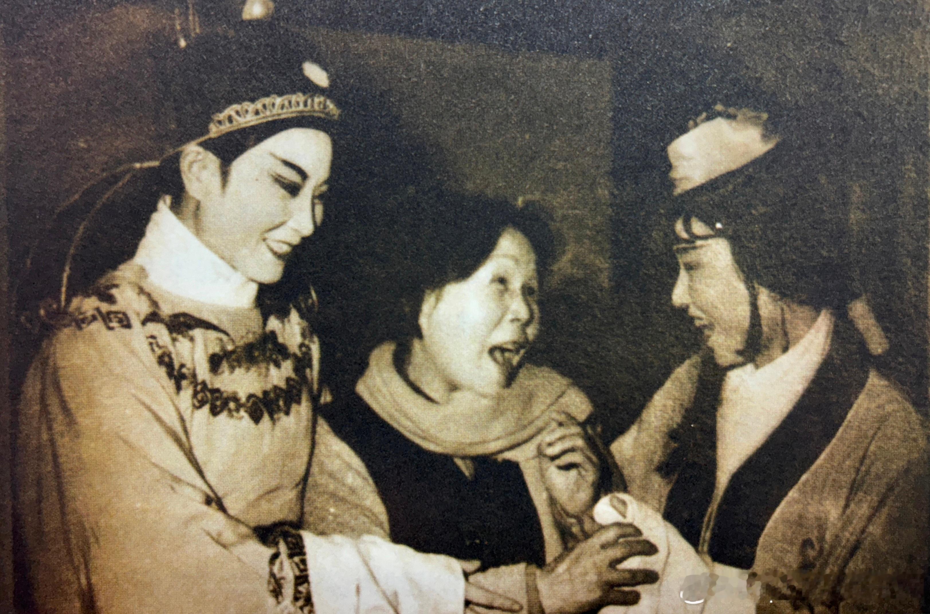 1982年周宝奎与温州市越剧团的张雪君、李珍珍交谈越剧[超话] ​​​