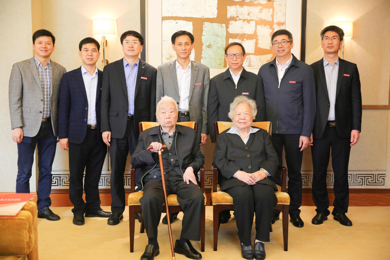 曾任北京市委书记的秘书，63岁官至副国级，妻子也是副国级干部。考考你，这是谁一家