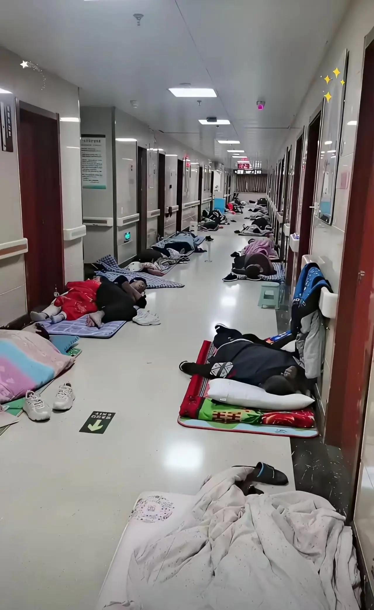 这家医院真够人性的！”走廊允许家属们铺着垫子睡觉，不像有些医院，死活不让睡走廊，